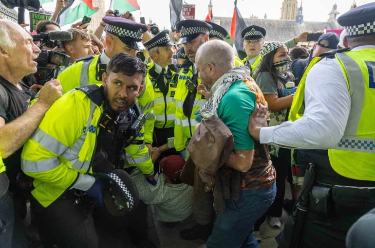 Londra’da düzenlenen Filistin’e destek gösterisinde 890 kişi gözaltına alındı