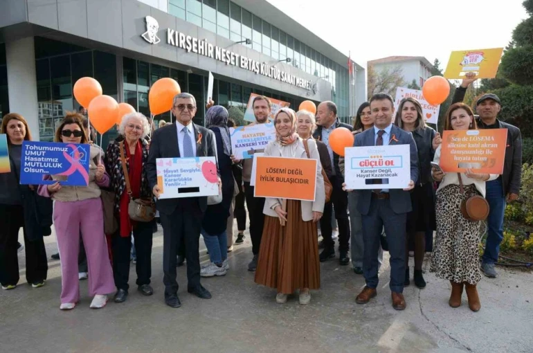 Lösemili çocuklar için gökyüzüne balon bırakıldı 