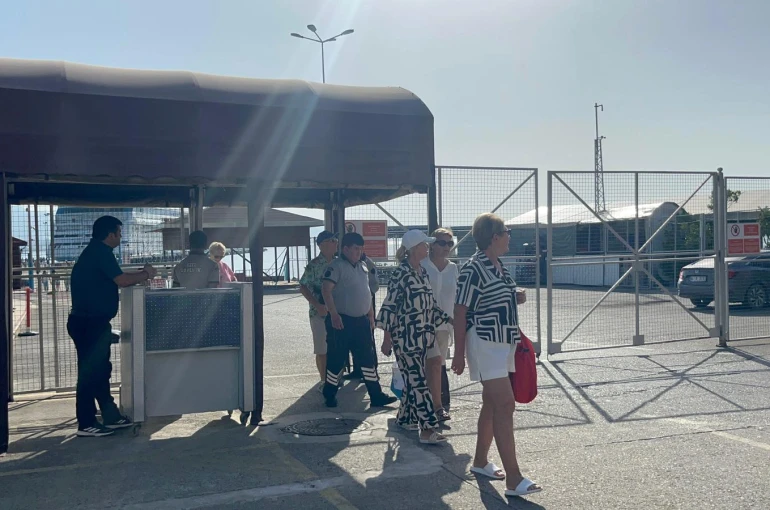 Lüks kruvaziyer 867 yolcu ve 469 mürettebatıyla Alanya’ya demirledi 