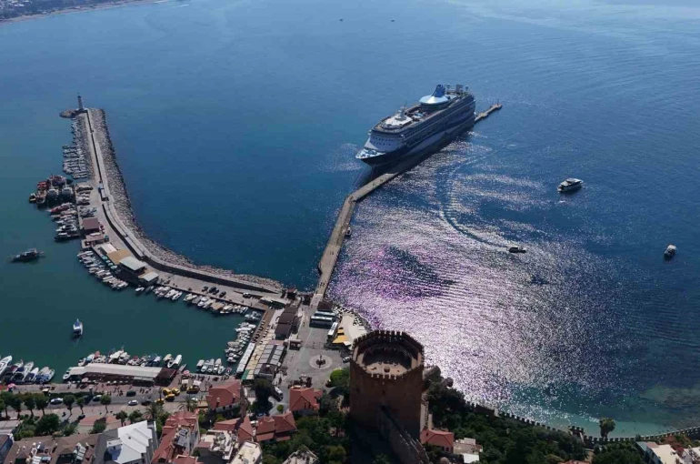 Lüks kruvaziyer bin 807 turist ile Alanya iskelesine demir attı