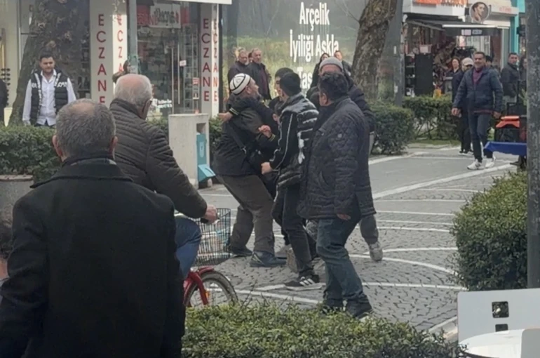 Lüleburgaz’da çocuklar kavga etti, vatandaş güçlükle ayırdı 