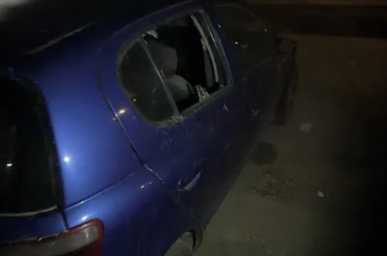 Lüleburgaz’da gece yarısı araçların camları kaldırım taşıyla kırıldı