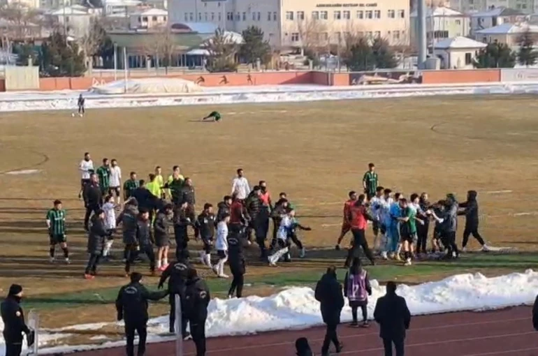 Maç sonu tekme ve yumruklar havada uçuştu