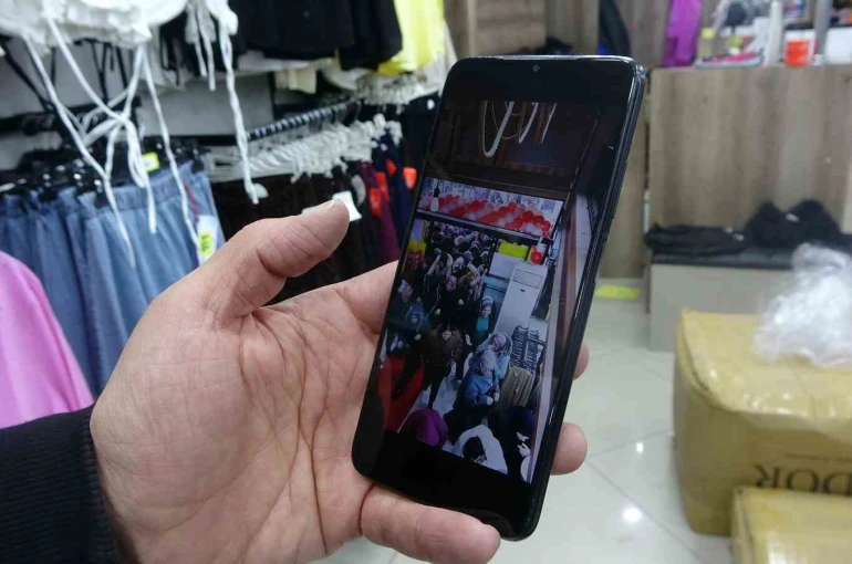 Mağaza açılışında indirim izdihamında birbirini ezdiler 