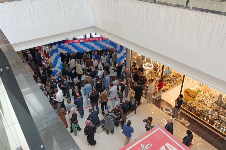 Mağaza açılışında izdiham yaşandı 