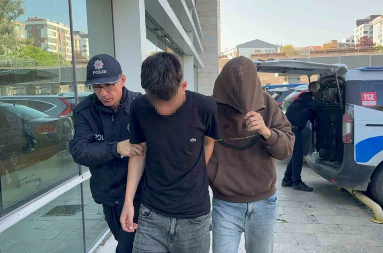 Mağazalardan giyim eşyası çalan 2 kişi yakalandı 