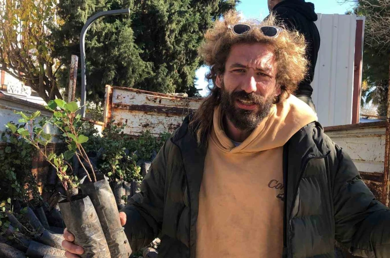 Mahalle muhtarından Datça’ya 2 bin harnup fidanı 