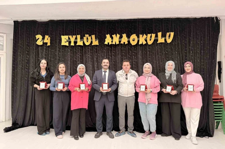 Mahalle muhtarından öğretmenlere plaketli kutlama