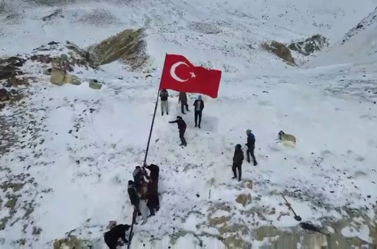 Mahallenin en yüksek tepesine Türk bayrağı diktiler