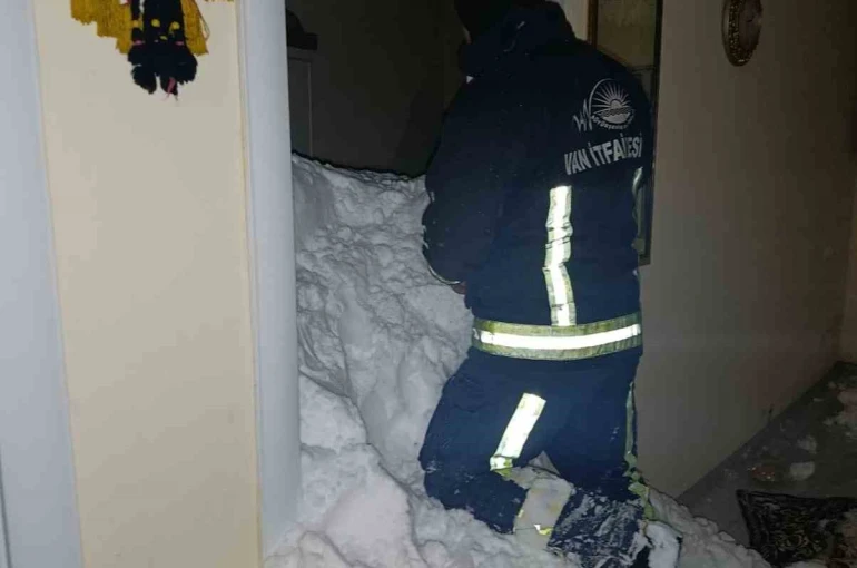 Mahalleye çığ düştü: 1 kişi kayıp, 22 ev boşaltıldı 