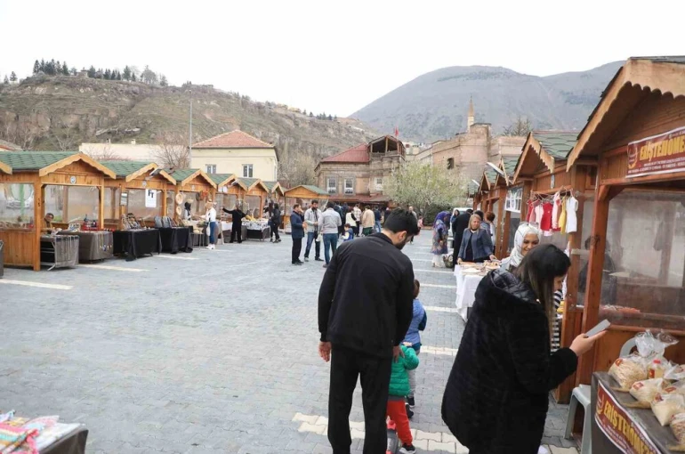 Maharetli Eller Pazarı Kasım’da yine dolup taştı 