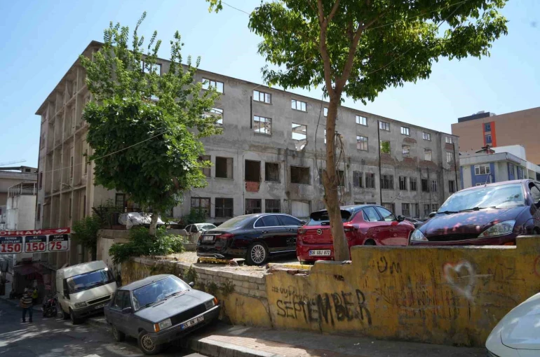 Mahkeme kararlarıyla ayakta kalan çarşı için çözüm çağrısı