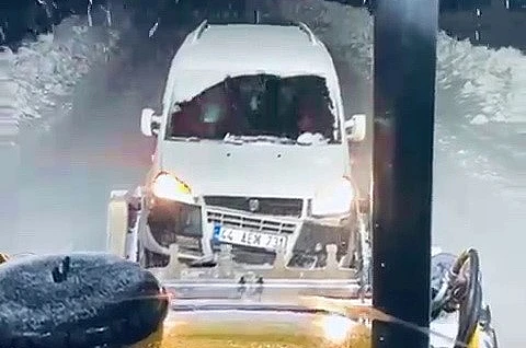 Mahsur kalan araçlar kurtarıldı 