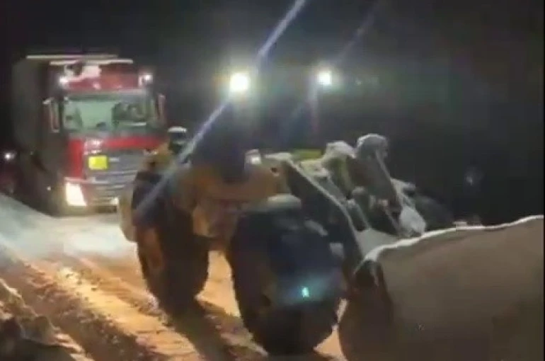 Mahsur kalan doğalgaz yüklü tır kurtarıldı