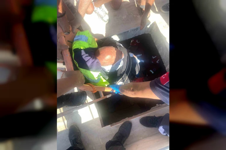 Makine dairesine düşen vatandaş kurtarıldı