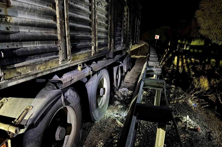 Malatya-Adıyaman karayolunda çekici alev aldı