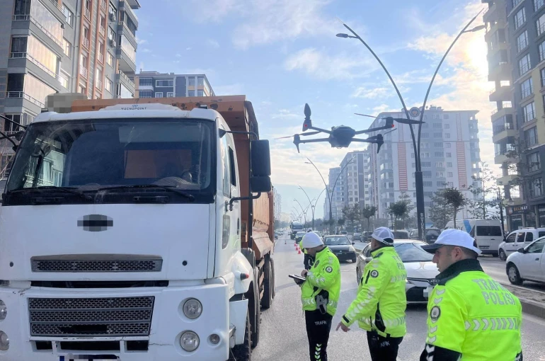 Malatya’da beton mikserleri ve hafriyat kamyonlarına dron destekli denetim 