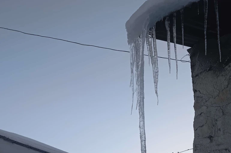 Malatya’da buz sarkıtları metreyle ölçüldü 