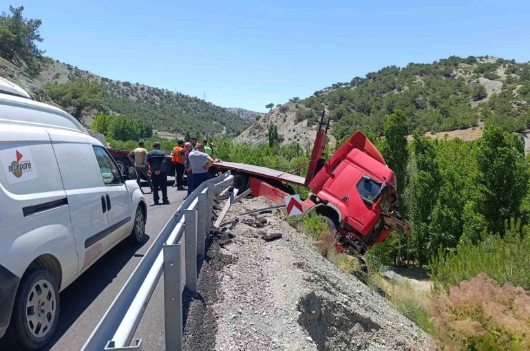 Malatya’da çekici bariyerlere çarparak askıda kaldı 