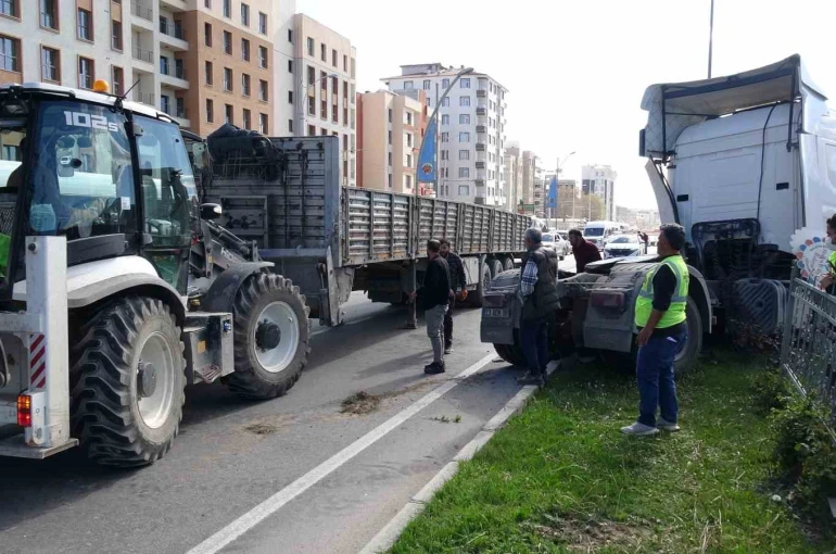 Malatya’da çekici refüje çıktı, trafik kilitlendi 