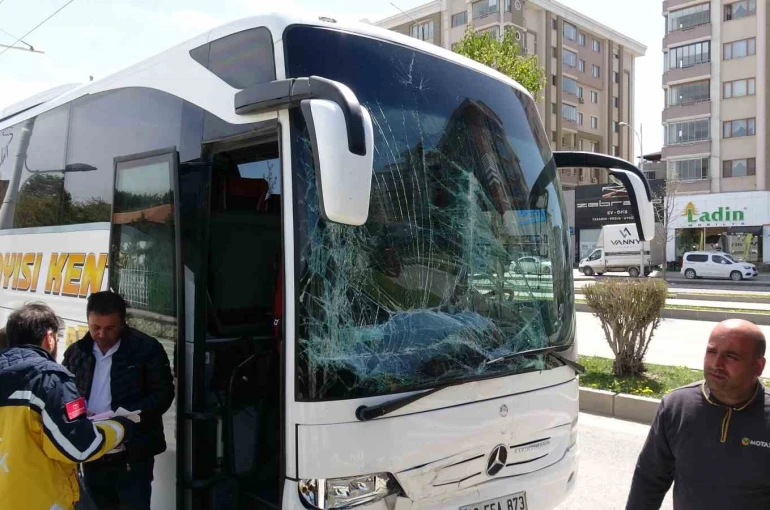Malatya’da iki otobüs çarpıştı: 2 yaralı 