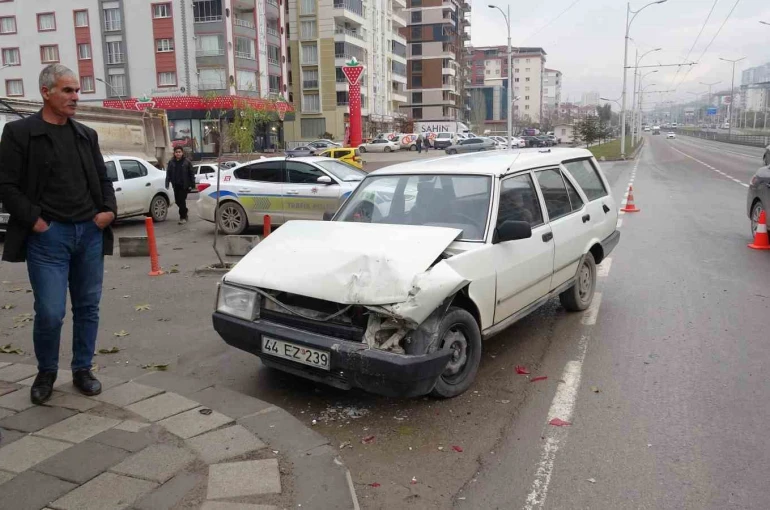 Malatya’da iki otomobil çarpıştı: 2 yaralı