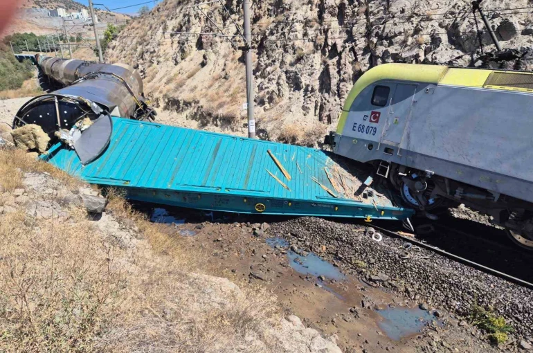 Malatya’da iki yük treni kafa kafaya çarpıştı: 1 yaralı 
