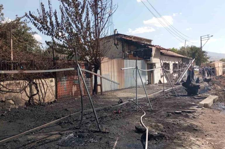 Malatya’da inşaat şantiyesinde çıkan yangın evlere sıçradı