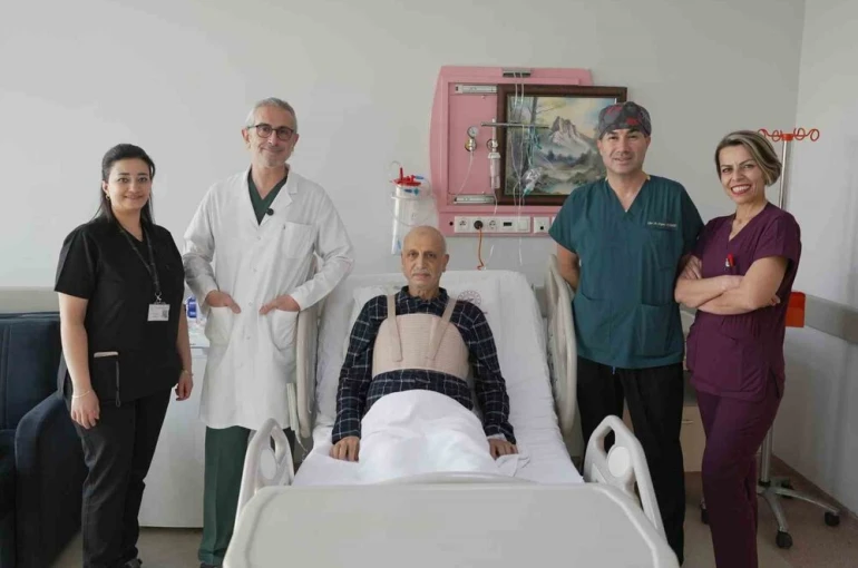 Malatya’da kalp tümörü ve üç damar tıkanıklığı aynı ameliyatta tedavi edildi 