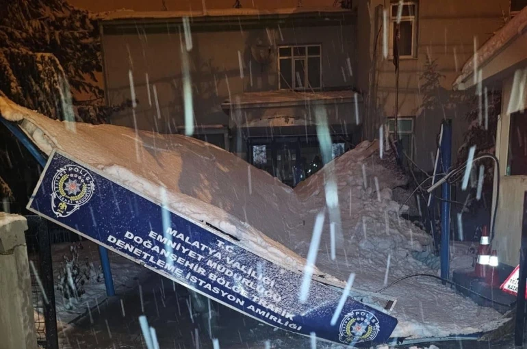 Malatya’da karın ağırlığıyla istasyon amirliğinin surdurması çöktü