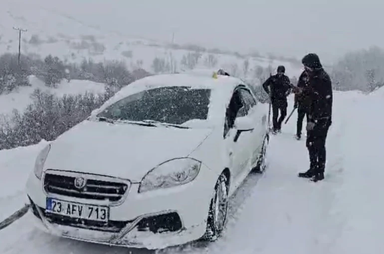 Malatya’da karlı yolda kalan araç ve hasta vatandaşlara büyükşehir ekipleri yetişti 