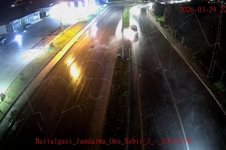 Malatya’da kontrolden çıkan araç refüje çarptı 