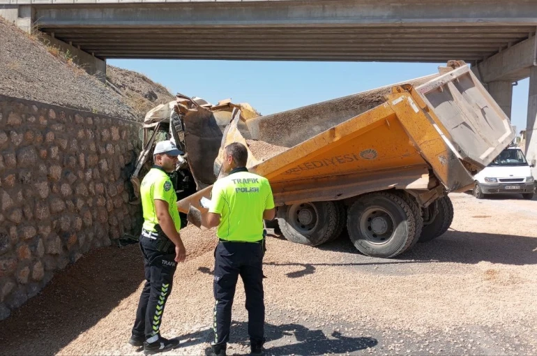 Malatya’da kontrolden çıkan hafriyat kamyonu istinat duvarına çarptı: 1 ölü 