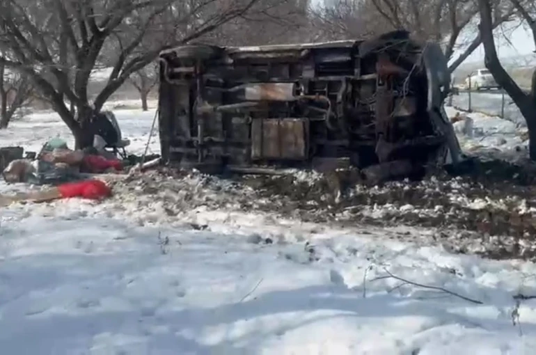 Malatya’da kontrolden çıkan minibüs kayısı bahçesine uçtu 