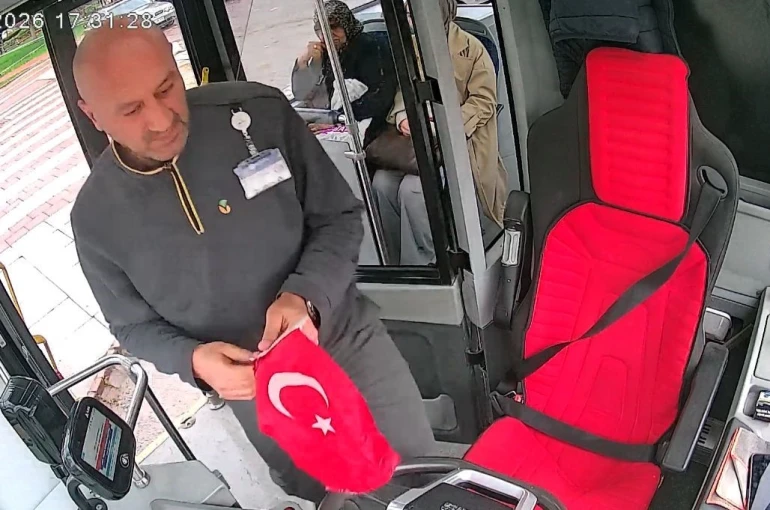 Malatya’da otobüs şoförünün bayrak hassasiyeti 