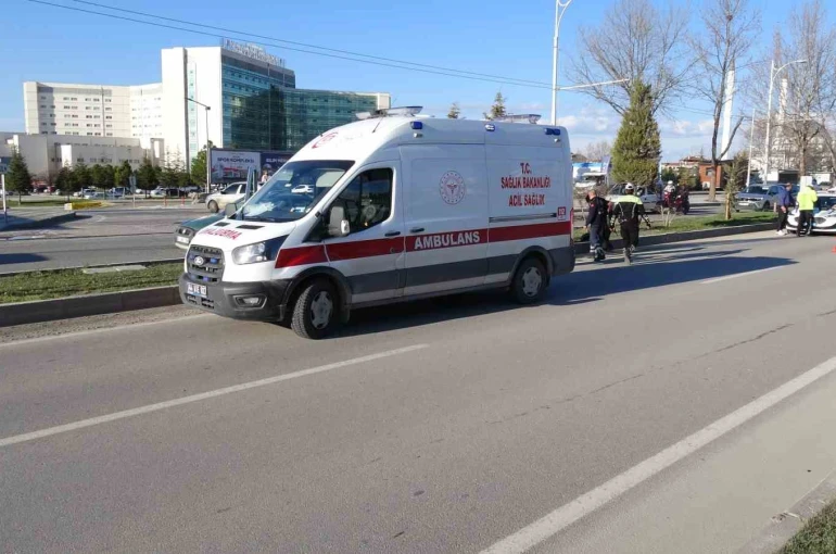 Malatya’da otomobil ile çarpışan motosiklet devrildi: 2 yaralı 