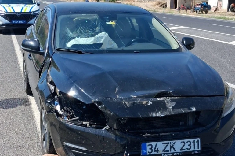Malatya’da otomobil ile tır çarpıştı: 2 yaralı