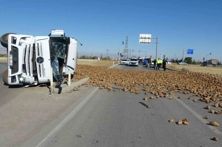 Malatya’da pancar yüklü tır devrildi: 1 yaralı 