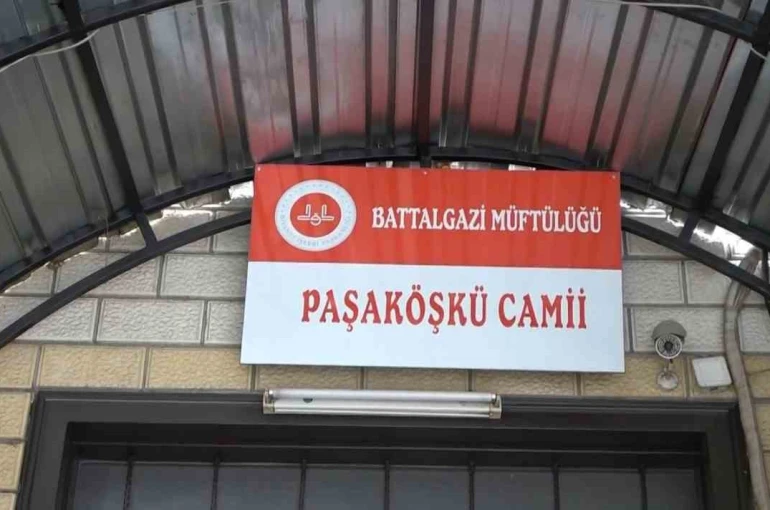 Malatya’da Paşaköşkü Camisi’nin hasarlı minaresi onarılıyor 