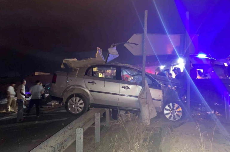 Malatya’da refüje çarpan otomobilin sürücüsü hayatını kaybetti