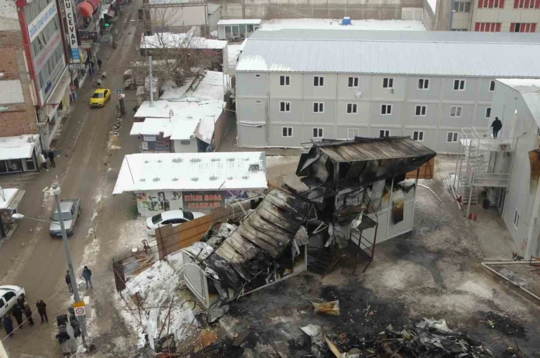 Malatya’da şantiyede çıkan yangının hasarı gündüz görüntülendi