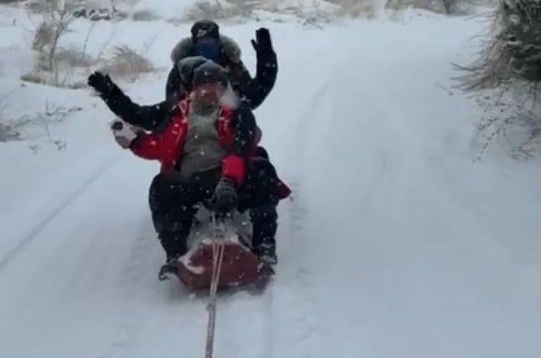 Malatya’da traktör arkasında karda ’sörf’ 