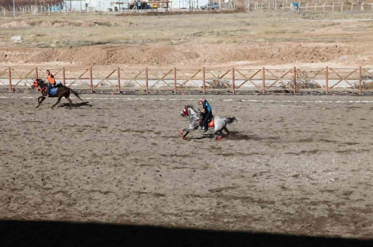 Malatya’nın Yazıhan ilçesinde ata sporu atlı cirit yaşatılıyor 
