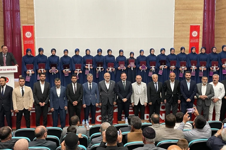 Malazgirt’te hafızlık töreninde duygu dolu anlar yaşandı