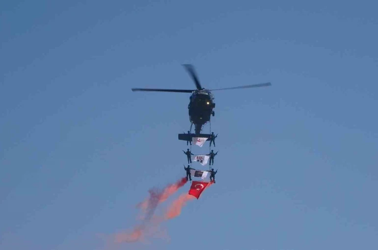 Malazgirt’te jandarma helikopterlerinin gösterisi nefes kesti