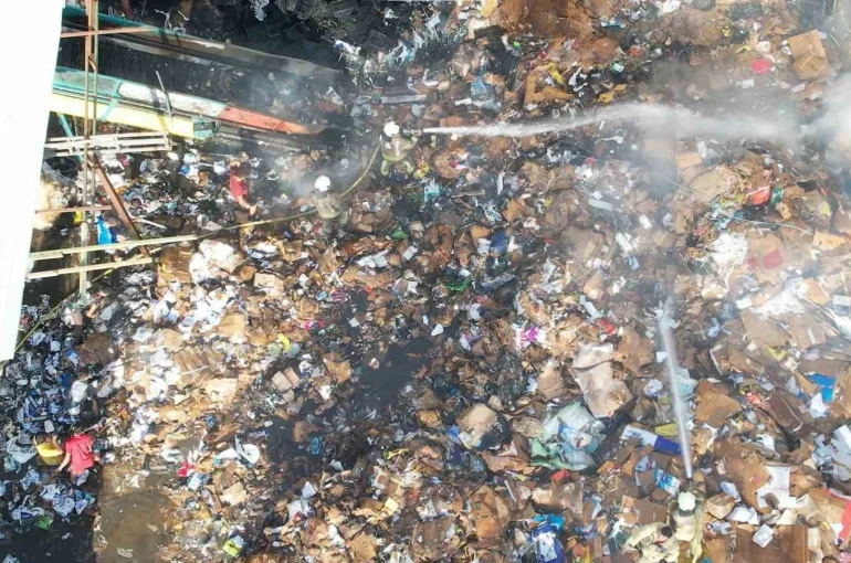 Maltepe’de geri dönüşüm tesisinde yangın