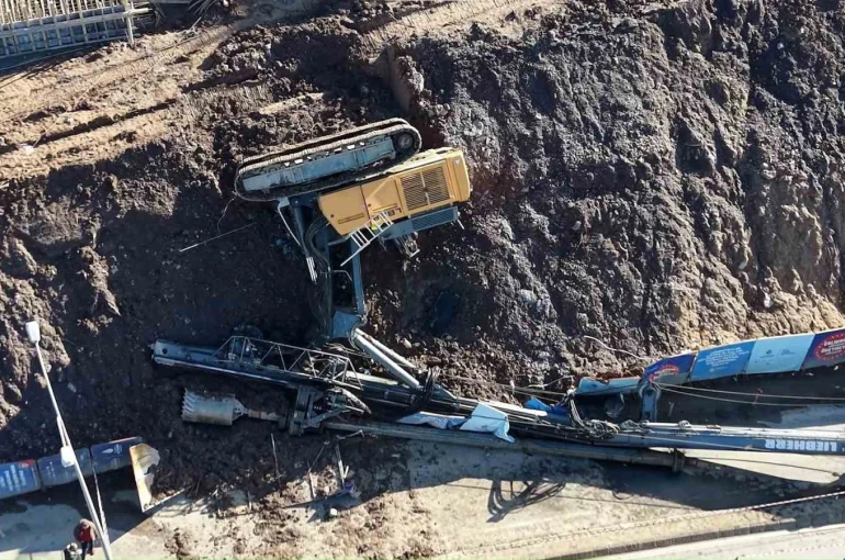 Maltepe’de istinat duvarı güçlendirme çalışmasında iş makinesi devrildi 