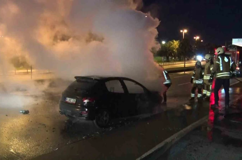 Maltepe’de seyir halindeki otomobil alev alev yandı 