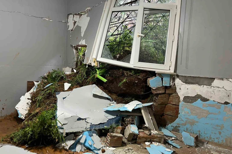 Maltepe’de toprak kayması: Tek katlı ev kullanılamaz hale geldi 