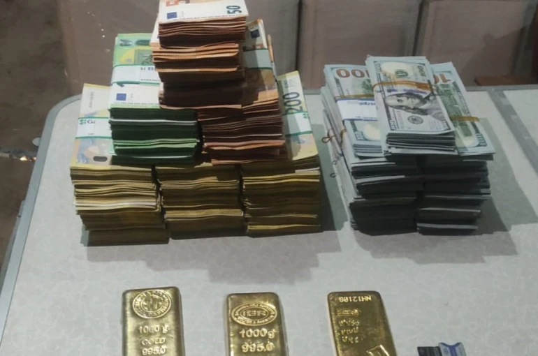 Manavgat Belediyesi ’yolsuzluk’ ve ’rüşvet’ soruşturmasında 3 kg külçe altın yarım milyonun üzerinde döviz ele geçirildi